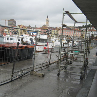 Imperia: sopralluogo sotto la pioggia di Strescino e Lanteri sul porto pescherecci di Oneglia