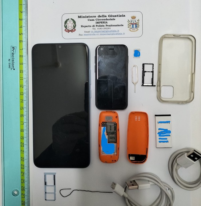 Nel carcere di Imperia trovati telefoni cellulari in uso ai detenuti: indagine della Polizia Penitenziaria Nel carcere di Imperia trovati telefoni cellulari in uso ai detenuti: indagine della Polizia Penitenziaria