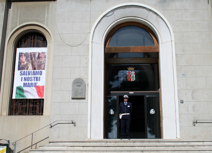 Manifesto a Palazzo Civico, anche il Comune di Imperia a sostegno della mobilitazione per salvare i Marò in India