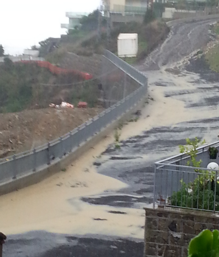 Sanremo: allagamenti in strada Cotta a San Lorenzo, la segnalazione degli abitanti Sanremo: allagamenti in strada Cotta a San Lorenzo, la segnalazione degli abitanti