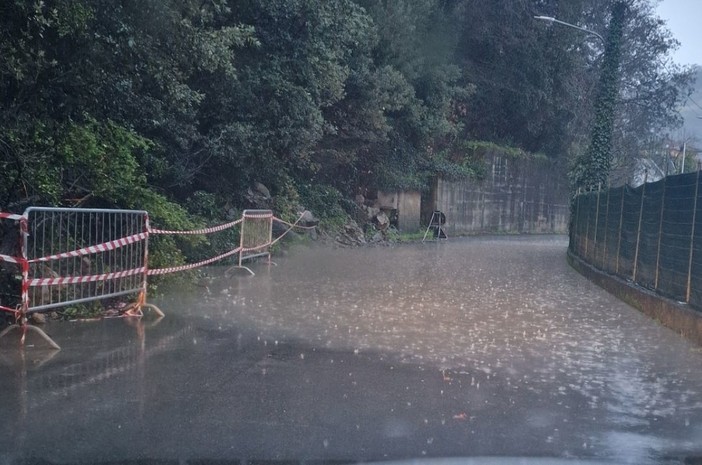 Ventimiglia, maltempo: strada allagata e smottamenti a Calvo