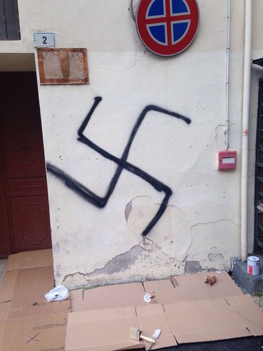Giornata della Memoria a Sanremo: vandali disegnano svastica su muro dell'Istituto Marconi, ragazzi delle quinte la cancellano