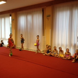 Arma di Taggia: spettacolo delle ginnaste della Viridis alla Residenza Le Palme