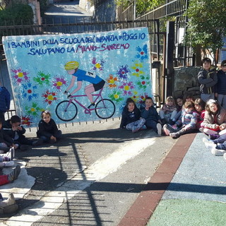 Striscione con i piedini dei bambini dell'asilo di Poggio per salutare il passaggio della Milano-Sanremo
