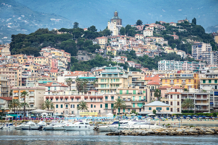 Sanremo: raccolta rifiuti e rumori all'alba, anche un lettore di via Galilei denuncia il problema