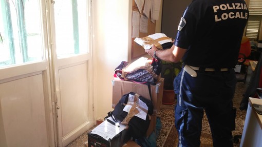 Diano Marina: proseguono controlli e sequestri della Polizia Municipale sulle spiagge. Individuati anche due alloggi abusivi affittati ai turisti