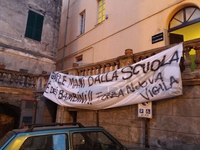 Ventimiglia: "Giù le mani dalla scuola", striscione di ‘Forza Nuova’ davanti all’istituto Cavour nel centro storico. Ioculano “Non sanno di cosa parlano”