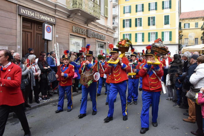 Sanremoinfiore 2025: la sfilata delle bande posticipata di un'ora a causa del maltempo