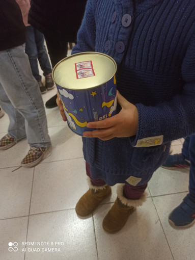 Ventimiglia, Scuola di Pace e Emporio solidale consegnano regali ai bimbi (Foto) Ventimiglia, Scuola di Pace e Emporio solidale consegnano regali ai bimbi (Foto)