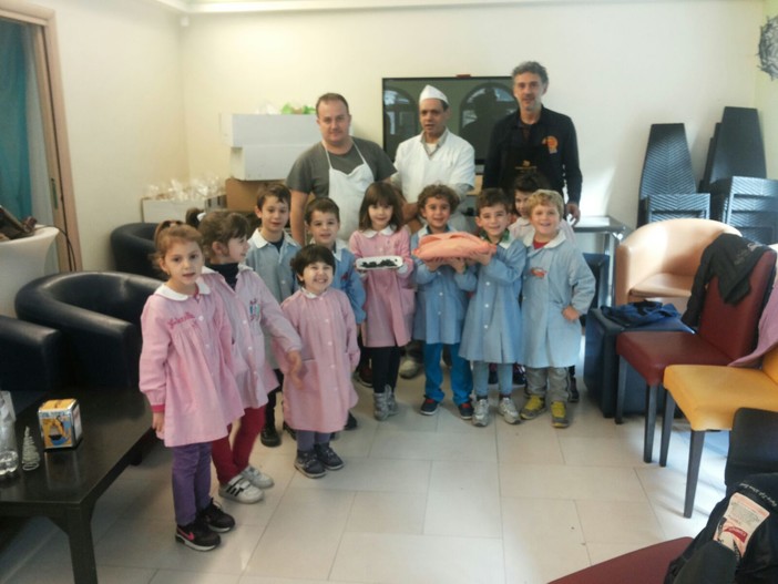 Badalucco: i bimbi della scuola dell'infanzia hanno fatto visita alla Pasticceria Pradio Badalucco: i bimbi della scuola dell'infanzia hanno fatto visita alla Pasticceria Pradio