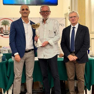 Igor Egimov, il primo classificato, premiato da Giuseppe Di Meco e Alessandro Il Grande Igor Egimov, il primo classificato, premiato da Giuseppe Di Meco e Alessandro Il Grande
