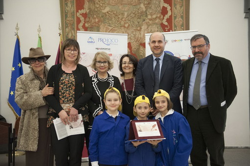 La Scuola primaria 'F. Ferraironi' di Triora, vincitrice nella sezione 'prosa' del concorso 'Salva la tua lingua locale'