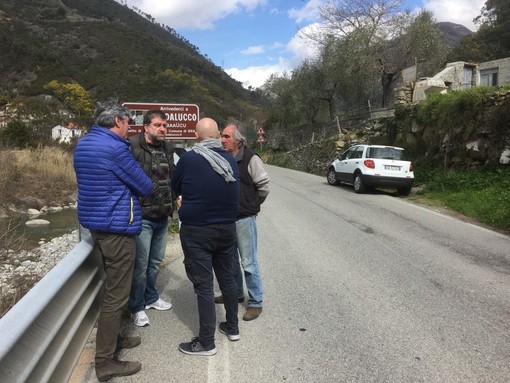 Badalucco: il sindaco Bestagno punta sulla sicurezza delle strade con pedane rialzate, velo ok ed una rotonda - VIDEOSERVIZIO