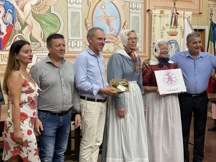 Festival del Folklore a Diano Marina: scambio di doni in Comune