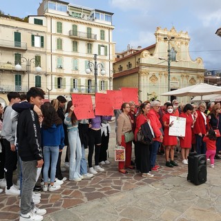 Sanremo, anche gli studenti del 'Cassini' alla manifestazione di solidarietà alle donne iraniane (foto) Sanremo, anche gli studenti del 'Cassini' alla manifestazione di solidarietà alle donne iraniane (foto)