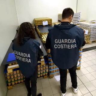 Sanremo: Guardia Costiera sequestra 22.000 confezioni di barattoli di tonno per frode in commercio Sanremo: Guardia Costiera sequestra 22.000 confezioni di barattoli di tonno per frode in commercio