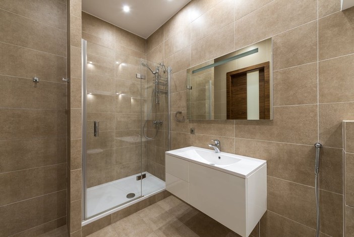 Come scegliere il piatto doccia giusto: materiali, installazione e sicurezza