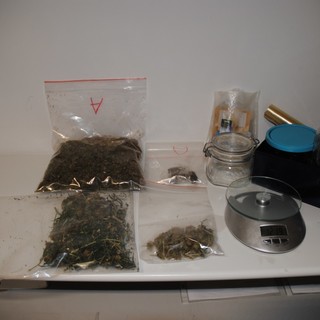 Spaccio in casa a Sanremo: arrestato 25enne che aveva appena venduto della marijuana