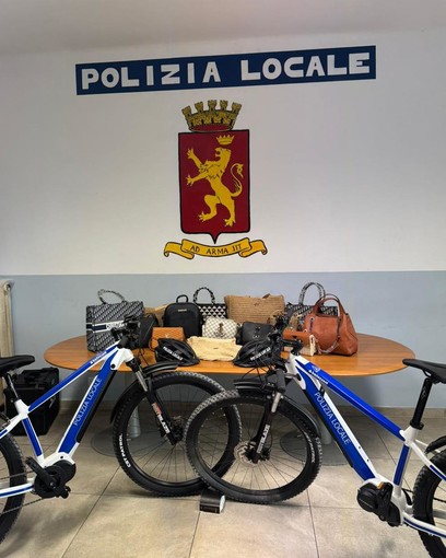 Ventimiglia, contrasto al commercio abusivo sulle spiagge: borse sequestrate dagli agenti in e-bike Ventimiglia, contrasto al commercio abusivo sulle spiagge: borse sequestrate dagli agenti in e-bike