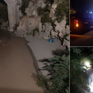 Airole, rimangono 'intrappolati' nel fiume: salvati dai vigili del fuoco (Foto)