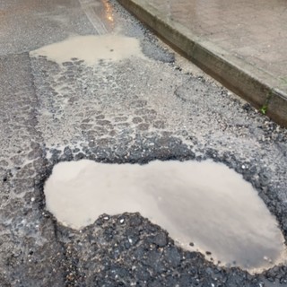 Taggia, strada dissestata in regione Doneghe,la richiesta dell'Usb: "Niente lavori, il comune intervenga" (foto)