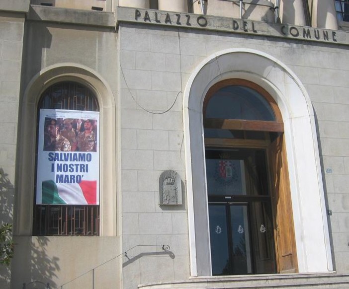 Imperia: esposto striscione per i due marò a Palazzo Civico, i ringraziamenti de La Destra al sindaco