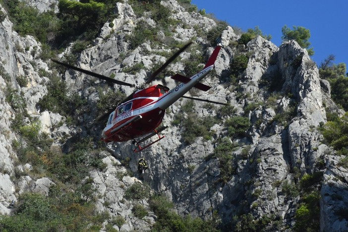 Ventimiglia: salvato dall'elicottero dei Vigili del Fuoco uno dei due migranti che hanno tentato la fuga sulle rocce sopra ponte San Luigi (foto e video)