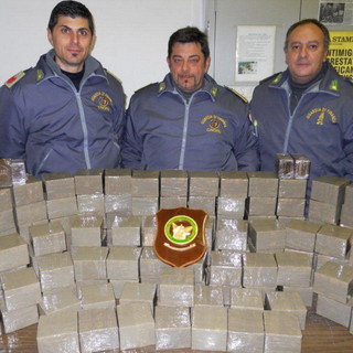 Ventimiglia: maxi sequestro di hashish, la Finanza blocca corriere con 150kg di droga