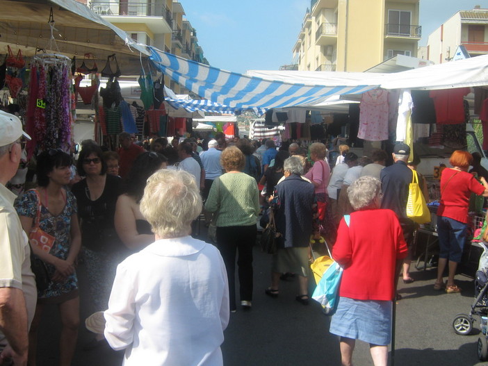 Emergenza Coronavirus, si ferma il mercato a Diano Marina Emergenza Coronavirus, si ferma il mercato a Diano Marina