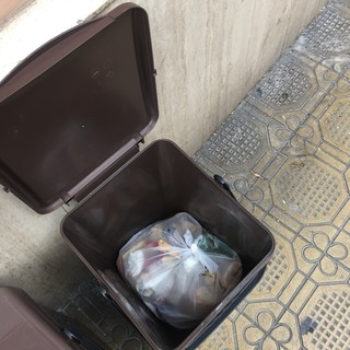 Sanremo: raccolta della spazzatura a macchia di leopardo in centro, sacchetti e mastelli pieni dimenticati Sanremo: raccolta della spazzatura a macchia di leopardo in centro, sacchetti e mastelli pieni dimenticati