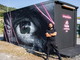 A Imperia l’opera di street art per le cabine di E-Distribuzione celebra il Giro d’Italia