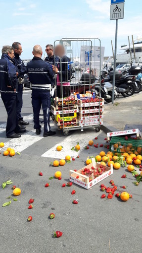 Sanremo: polizia municipale ferma venditore abusivo di frutta e verdura, per lui una multa da 5mila euro