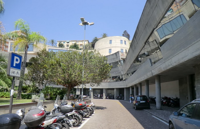 Sanremo: disagi per gli abbonati al posteggio della nuova stazione, Comune autorizza sosta nelle zone B del centro
