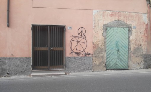Imperia: simboli di pace coprono le svastiche sui muri di Caramagna, il gesto di un ignoto cittadino (Foto)