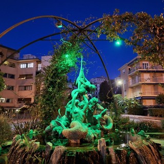 Bordighera, Fontana delle Sirene illuminata di verde per sostenere la XVII Giornata Nazionale AISLA Bordighera, Fontana delle Sirene illuminata di verde per sostenere la XVII Giornata Nazionale AISLA