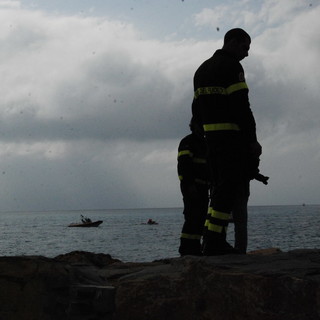 Imperia: scompare in mare tentando di sfuggire all'arresto. Dalle 2.30 scattate le ricerche al Prino Imperia: scompare in mare tentando di sfuggire all'arresto. Dalle 2.30 scattate le ricerche al Prino