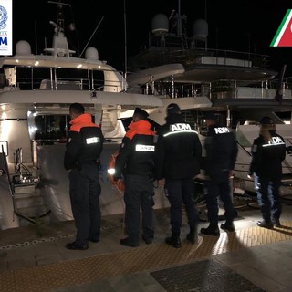 Guerra in Ucraina: dogane e capitaneria di porto sequestrano a Imperia lo yacht 'New Vogue': continuano le sanzioni agli oligarchi russi (foto)