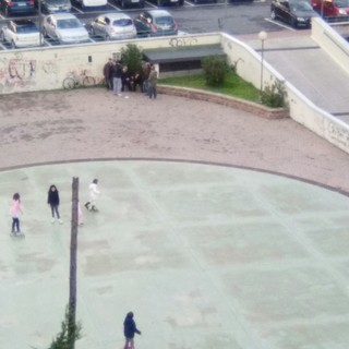 Vallecrosia: nuovi controlli dei Carabinieri ieri pomeriggio alla pista di pattinaggio, allontanate 10 persone