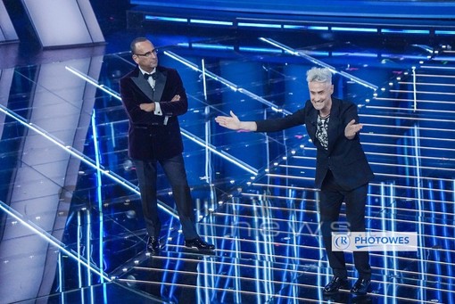 Sanremo 2026, Schettini sul palco nonostante la polemica: “A Sanremo siamo dentro un esperimento”