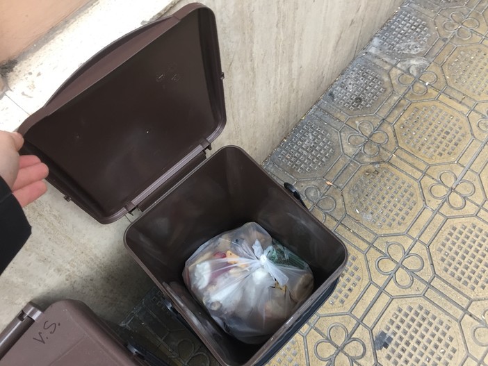Sanremo: raccolta della spazzatura a macchia di leopardo in centro, sacchetti e mastelli pieni dimenticati Sanremo: raccolta della spazzatura a macchia di leopardo in centro, sacchetti e mastelli pieni dimenticati