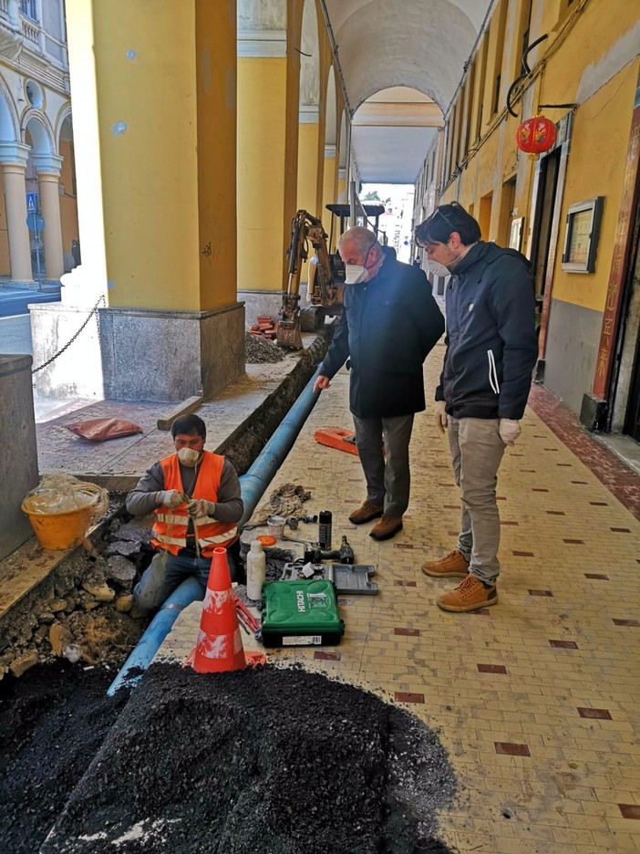 Imperia, sopralluogo del sindaco Scajola al cantiere dove sono in corso i lavori di restyling dei portici di Oneglia (Foto) Imperia, sopralluogo del sindaco Scajola al cantiere dove sono in corso i lavori di restyling dei portici di Oneglia (Foto)