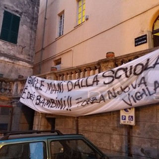Ventimiglia: "Giù le mani dalla scuola", striscione di ‘Forza Nuova’ davanti all’istituto Cavour nel centro storico. Ioculano “Non sanno di cosa parlano”