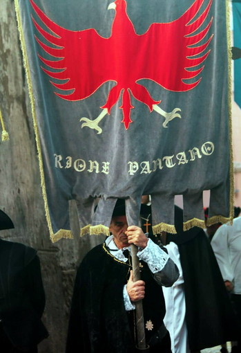 Taggia celebra i 400 anni del giuramento a San Benedetto Revelli: al Caffè della Posta la mostra fotografica del Fotoclub Riviera dei Fiori