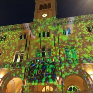 Olioliva 2023, l'installazione di Settimio Benedusi proiettata in piazza Dante (video)