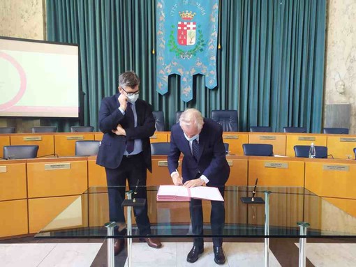 Imperia avrà la fibra ultraveloce, siglato l'accordo tra comune e Open Fiber. 5 milioni di investimento, raggiunti 16mila tra case e uffici (foto e video) Imperia avrà la fibra ultraveloce, siglato l'accordo tra comune e Open Fiber. 5 milioni di investimento, raggiunti 16mila tra case e uffici (foto e video)