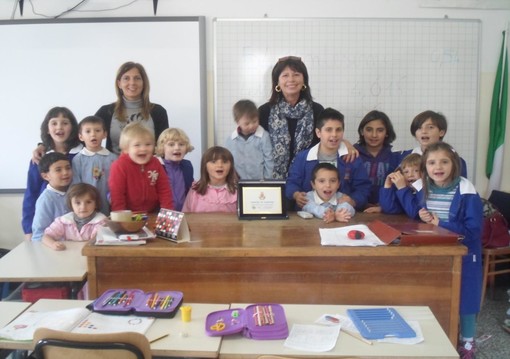 Triora: consegnata alla scuola Ferraironi una targa premio per un cortometraggio Triora: consegnata alla scuola Ferraironi una targa premio per un cortometraggio