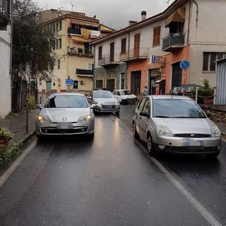 Pontedassio: sosta selvaggia davanti al Comune e vicino alle scuole. La protesta dei residenti (foto) Pontedassio: sosta selvaggia davanti al Comune e vicino alle scuole. La protesta dei residenti (foto)