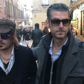 il Johnny Deep "nostrano" accompagnato dai bodyguard