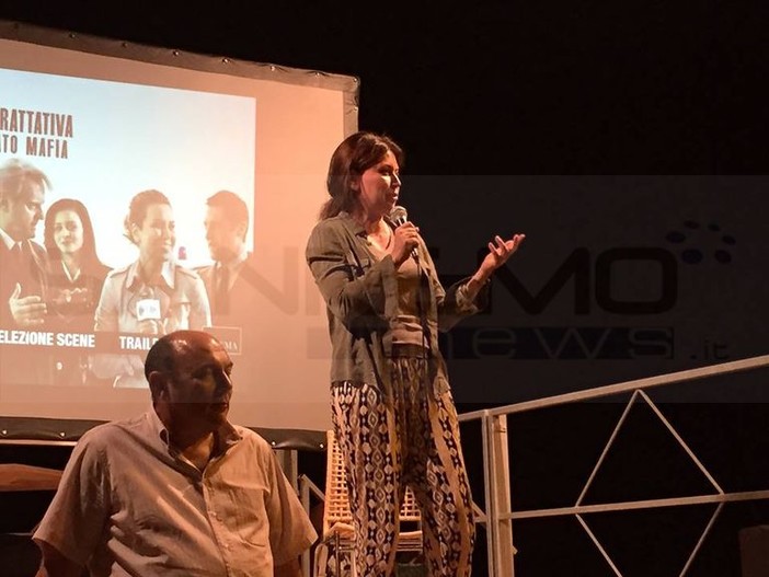 San Lorenzo al Mare: grandissimo successo di pubblico ieri sera per “Due parole in riva al mare” con Sabina Guzzanti San Lorenzo al Mare: grandissimo successo di pubblico ieri sera per “Due parole in riva al mare” con Sabina Guzzanti