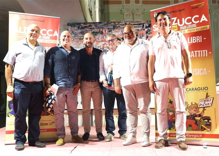 Riva Ligure: a 'Sale in Zucca' bagno di folla e calorosi applausi per Matteo Bassetti (Foto) Riva Ligure: a 'Sale in Zucca' bagno di folla e calorosi applausi per Matteo Bassetti (Foto)